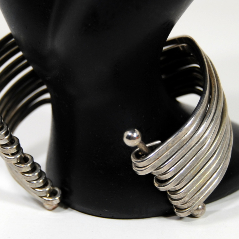 Silvertone Wire Wave Pattern Stud Hinges - image 2